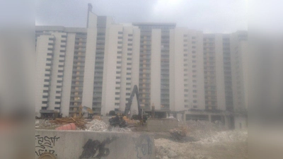 Im Frühnebel: Da wo früher einmal das Paul-Ottmann-Zentrum vor dem Ramses-Hochhaus gestanden hatte, klafft eine Baugrube. (Foto: pst)