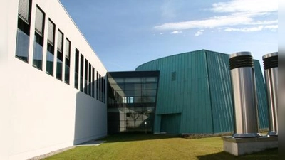 Nun ist es beschlossen: Die Aula heißt ab sofort „Kupferhaus“. (Foto: US)