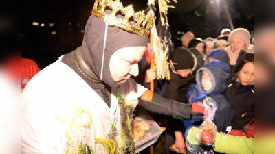 Aus den Tiefen des Starnberger See tauchte König Neptun auf und überbrachte den warteten Kindern am Ufer allerlei Leckereien. (Foto: Wasserwacht Pilsensee)