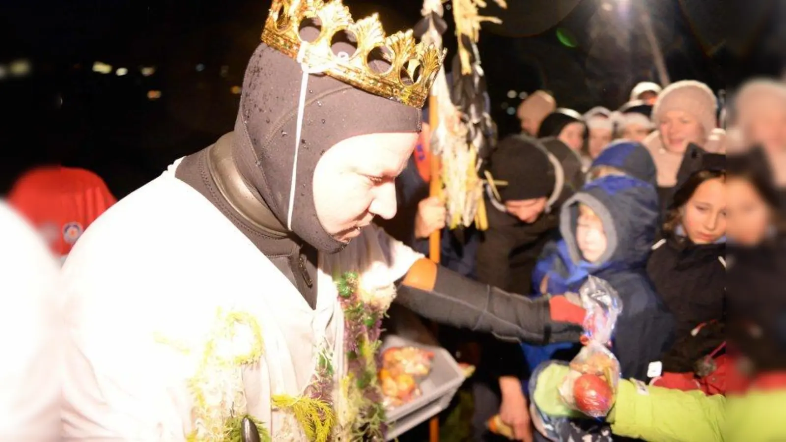 Aus den Tiefen des Starnberger See tauchte König Neptun auf und überbrachte den warteten Kindern am Ufer allerlei Leckereien. (Foto: Wasserwacht Pilsensee)
