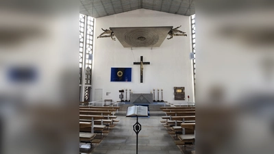 In der Pfarrkirche Maria Immaculata stehen die Türen für die Gläubigen weit offen.  (Foto: hw)
