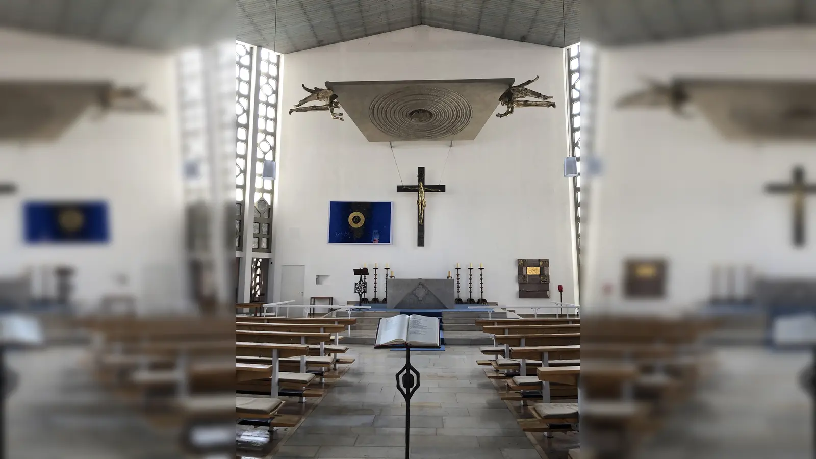 In der Pfarrkirche Maria Immaculata stehen die Türen für die Gläubigen weit offen.  (Foto: hw)