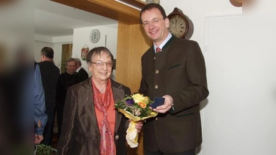 Von Oberbürgermeister Andreas Haas gab es für Irmgard Köhler-Langewiesche neben Blumen und einem Gratulationsschreiben auch eine silberne Medaille zum 80. Geburtstag. (Foto: Eva Schraft)