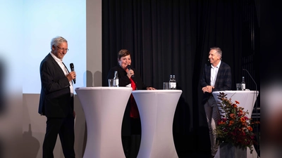 Klaus Bauer (links) und Landrätin Andrea Jochner-Weiß im Austausch gemeinsam mit Moderator Bernhard Mahler.<br>  (Foto: Kröck / IHK)