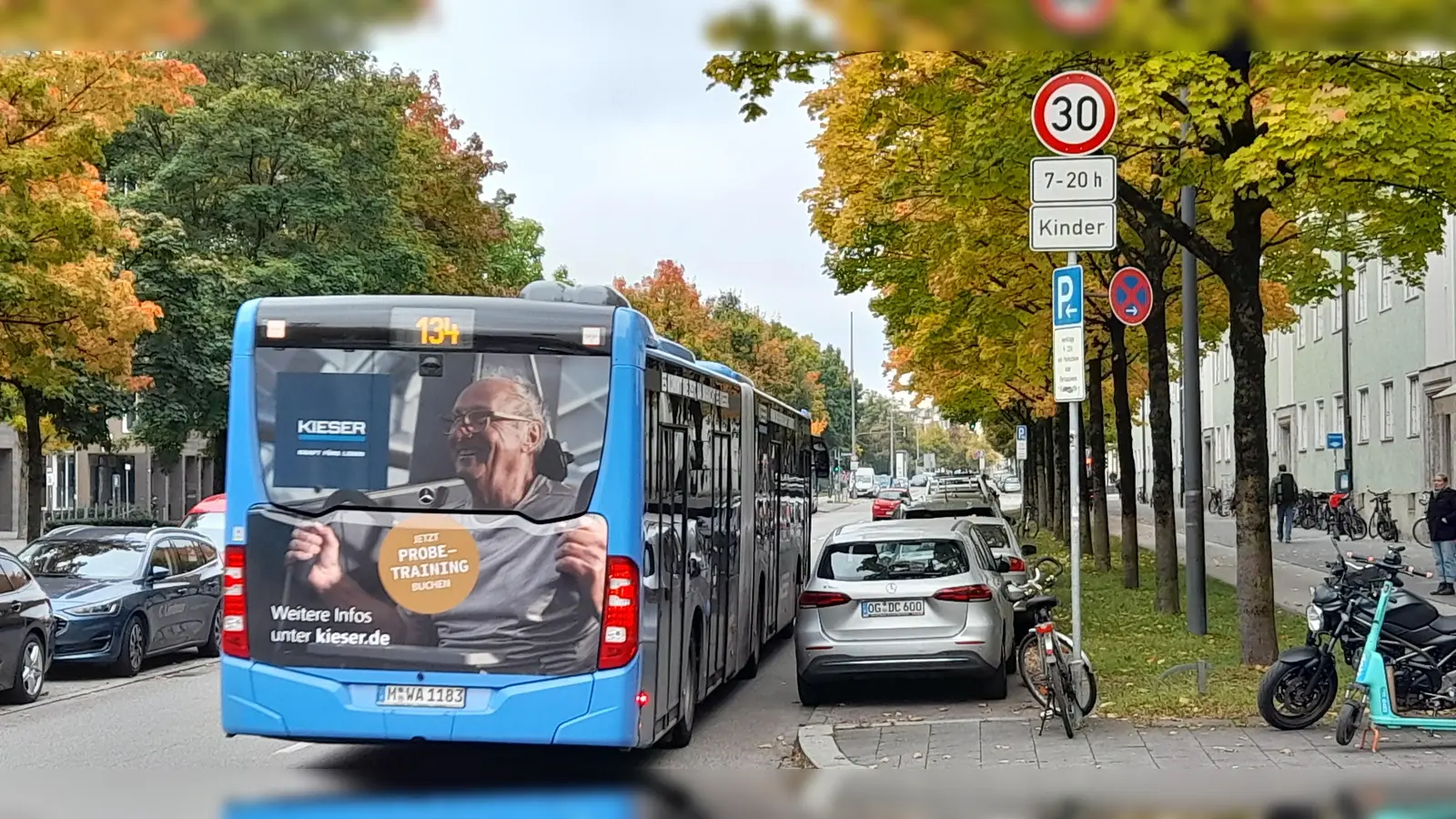 Vor allem für die Verkehrssicherheit der Kinder gilt in der Ganghoferstraße seit Kurzem Tempo 30, zeitlich begrenzt zwischen 7 und 20 Uhr. (Foto: kö)