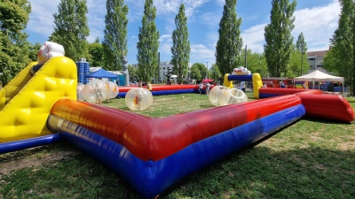 Beim Sommerfest gibt es unter anderen Spielgeräte, Hüpfburgen und ein musikalisches Bühnenprogramm. (Foto: VA)