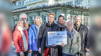 Thomas Prosperi (M.) und Claus Wecker (2. v. l.) vom Verein „Wir schaffen das e.V.“ freuten sich über die Spende. (Foto: Seehotel Herrsching)