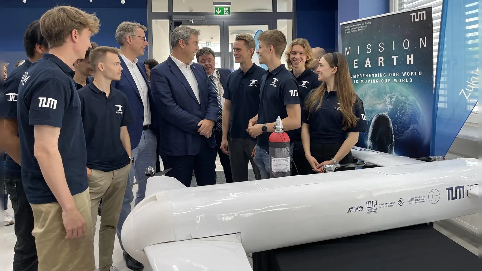 Ministerpräsident Markus Söder und Wissenschaftsminister Markus Blume im Gespräch mit Studierenden des TUM Departement of Aerospace und Geodesy. Sie bekräftigten ihr Vertrauen in den Standort vor den Toren Münchens. (Foto: hw)