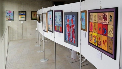 Das Team von Villa Arte Gilching zeigt im Rathaus Bilder von Friedrich Meissner. (Foto: Villa Arte)