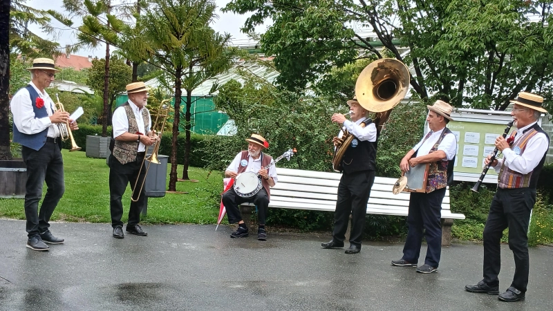 Dixiemusik mit „Georg Reichl und den Isar Dixie Stompers“ erklingt beim Sommerfest im Botanischen Garten. (Foto: Bayer)