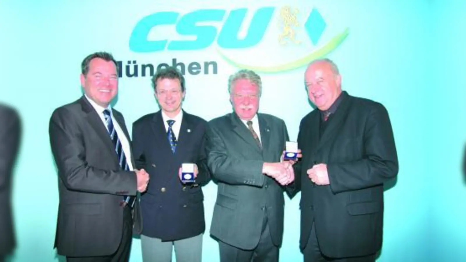 Thomas Schmatz (re.) und Andreas Ellmaier (2.v.l.) bekamen von Josef Schmid (li.) und Otmar Bernhard (2.v.r.) für ihr langjähriges kommunalpolitisches Engagement die Gedenkmedaille zum 850-jährigen Bestehen Münchens verliehen. (Foto: pi)