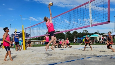 Jannik Pohlus (am Ball) war mit seinen Kollegen gefordert. Beim SV Lohhof ging es auf Punktejagd. (Foto: TSV Starnberg)