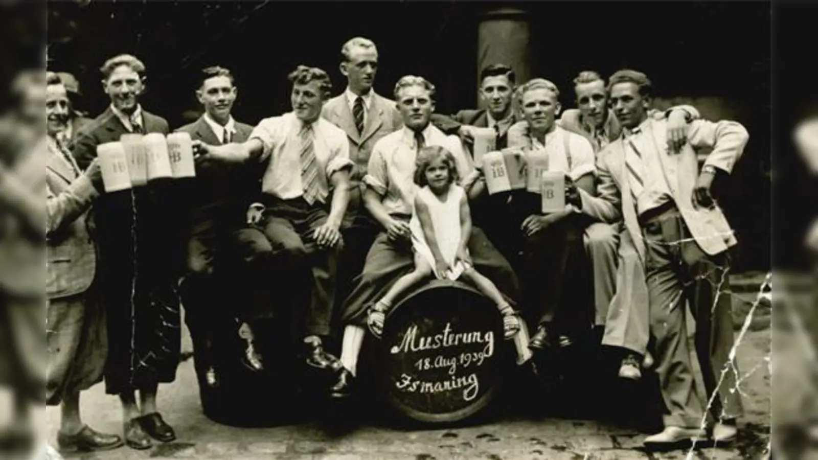 Wie der Aufstieg der Nationalsozialisten, Gewaltherrschaft, Krieg und Wiederaufbau sich in Ismaning auswirkten, dokumentiert eine neue Sonderausstellung im Schlossmuseum. Unser Bild stammt von der Musterung im August 1939.  (Foto: Schlossmuseum Ismaning)