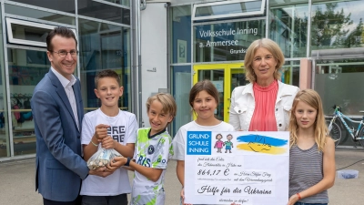 Bettina Linden (Schulleitung der Grundschule Inning) überreicht gemeinsam mit den Schülerinnen Frida und Vivien und den Schülern Ben und Tobias die Spendensumme in Höhe von 864 Euro an Landrat Stefan Frey. (Foto: Landratsamt Starnberg)