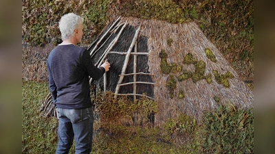 Oliver Westerbarkey arbeitet an seinem Werk „Lichtung“. (Foto: Jonas Bloch)