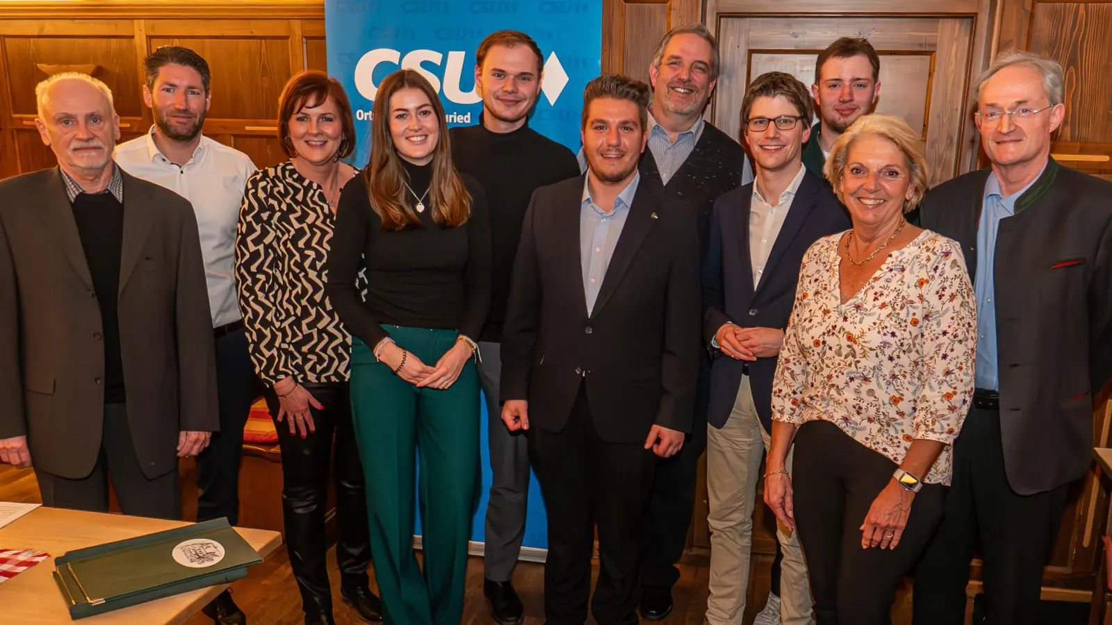 (V.l.n.r) Peter Kellner (Senioren Ortsvorsitzender), Horst Plasan (neuer Beisitzer), Marianne Hellhuber (Beisitzer), Veronika Hellhuber (Digitalbeauftragte), Alexander Löher (Stellv. Ortsvorsitzender CSU), Ben Wegscheider (neuer Ortsvorsitzender), Andi Giese (Stellv. Ortsvorsitzender), Dr. Niklas Müller (Schatzmeister), Simon Forster (neuer Beisitzer), Gabi Schönwälder (Frauen Union Ortsvorsitzende), Prof. Paolo Brenner (Stellv. Vorsitzender) (Foto: CSU)