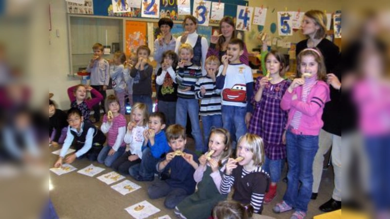 Ob A, L oder S, die frischgebackenen Buchstaben schmeckten alle gleich gut und halfen auch noch beim Lesen lernen. (Foto: pi)