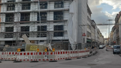 Am ehemaligen „Dönerhaus“ wird derzeit der Fernwärmeanschluss gelegt. (Foto: Beatrix Köber)