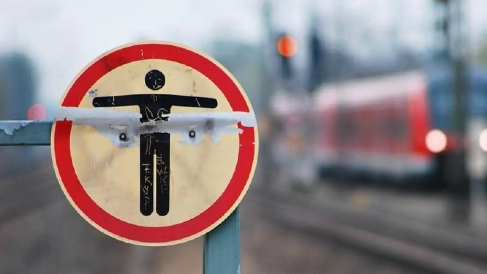 Das Betreten von Gleisen und Bahnanlagen ist verboten - unabhängig vom Grund. (Symbolbild: Bundespolizei)