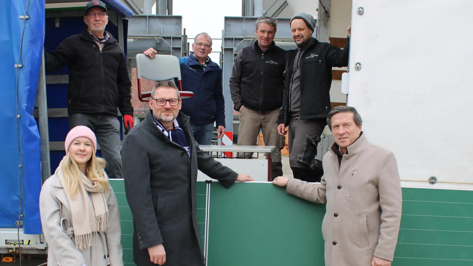 Oberbürgermeister Max Gotz, Amtsleiter Bartholomäus Aiglstorfer und Melanie Eisenschink (Stadt Erding, vorne von rechts) übergaben die Schulmöbel an Bert van Smirren (hinten, links). (Foto: Christian Wanninger)