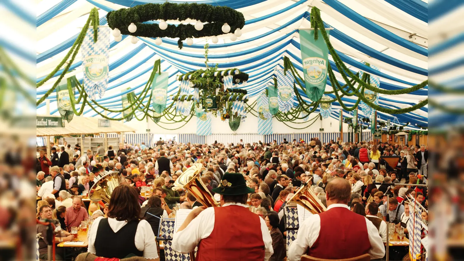 Bayerisches Brauchtum wird bei der Ayinger Bräu-Kirta zelebriert. Ein buntes Programm erwartet die Besucher.  (Foto: Simon Koy)