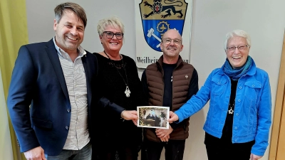 „Hütten“-Organisatoren Marco Gutmann, Erika Breu und Jakob Degele bei der Spendenübergabe an Renate Dodell, Vorsitzende des Hospizvereins Polling (von links). (Foto: Landratsamt)