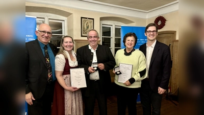 Freude bei der Verleihung der Obermenzinger „Würmtaler“ für 2021, 2022 und 2023. Frieder Vogelsgesang (l.) und Stephan Pilsinger (r.) übergaben die Ehrung an Beate und Georg Angermair und Christa Stock (v.l.).  (Foto: Ulrike Seiffert)