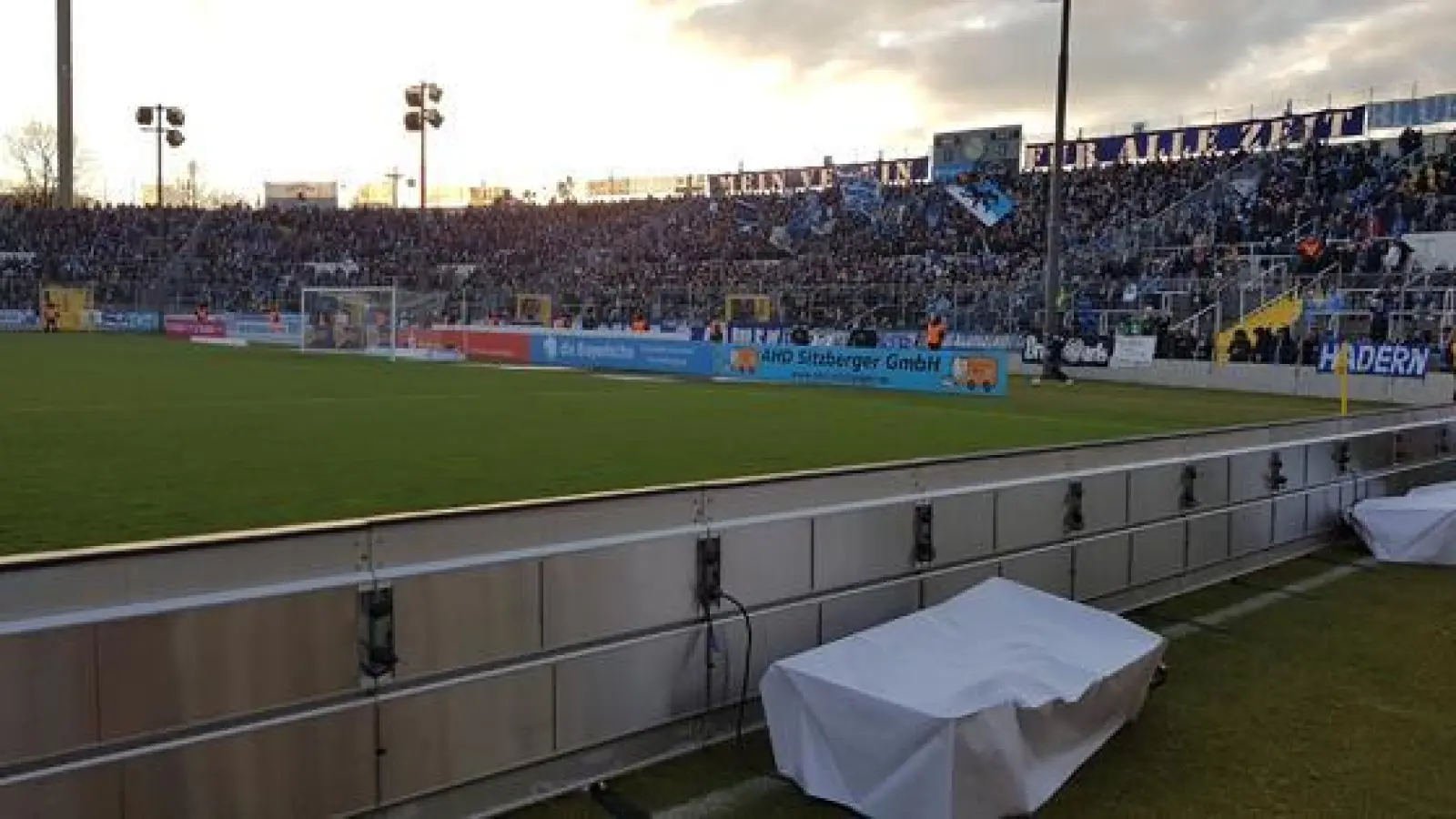 Geht es nach den Befürwortern des Stadionausbaus, dürfen künftig 18.600 Fans bei den Heimspielen der Münchner Löwen mitfiebern.  (Foto: Stefan Dohl)