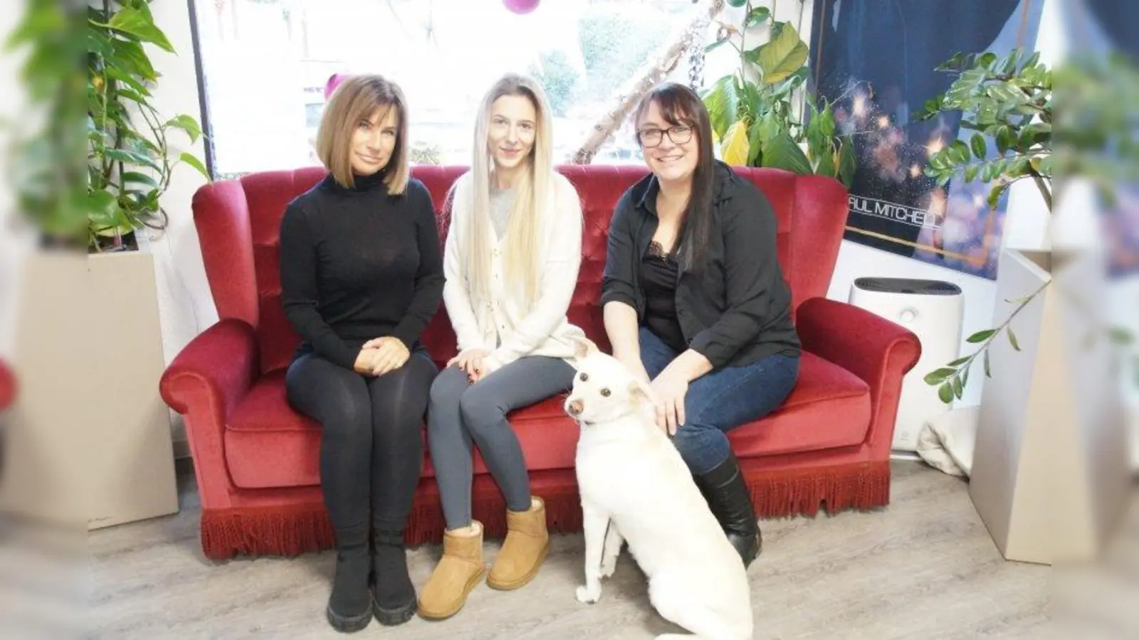 Das Team von Salon Melanie Schweder mit (von links) Auszubildender Kathi im 2. Lehrjahr, Friseurin Petra und Inhaberin Melanie mit Salonhündin Lilly. (Foto: JF)