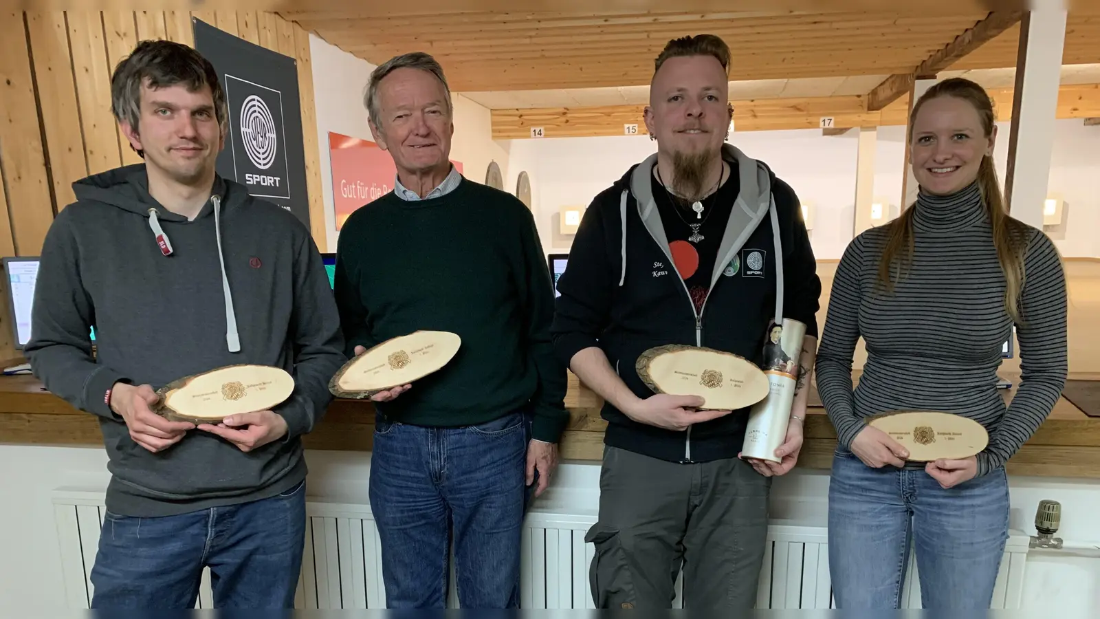 Stadtmeister unter sich: v.l. Axel Weidhaas (Luftgewehr Herren), Thomas Schmidt (Luftgewehr Auflage),<br>Stefan Kawnik (Luftpistole) und Viktoria Stoll (Luftgewehr Damen). (Foto: FSG Starnberg)