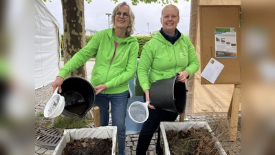 Birgit Geurden (l.) und Annemarie Rutkowski zeigen ein Experiment für Bodenerosion (Foto: pst)