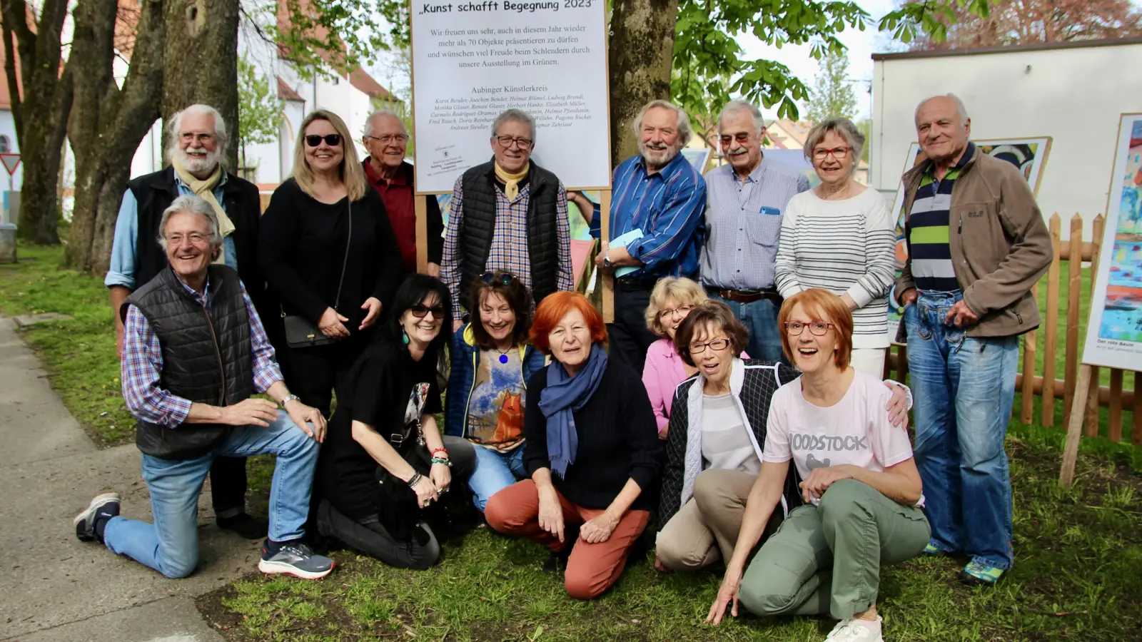 Der Aubinger Künstlerkreis während der Open-Air-Ausstellung am Giglweg 2023. Auch heuer wird hier wieder Kunst zu sehen sein. (Foto: us)