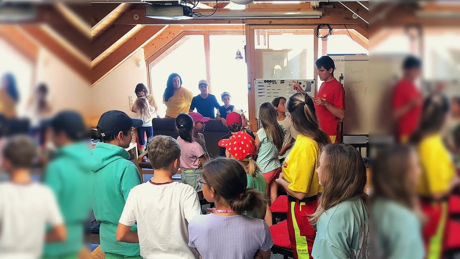 Beim Erste-Hilfe-Workshop erlernten die Kinder wichtige Verhaltensregeln im Ernstfall. (Foto: DLRG Pöcking-Starnberg)
