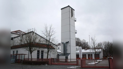 Vergangene Woche suchten wir den Turm der Karlsfelder Feuerwehr. Sie wurde 1862 gegründet. Zu ihrem 1994 eingeweihten Gerätehaus an der Ecke Falken- / Bajuwarenstraße gehören die Einsatzzentrale zur Koordinierung von Großschadens- und Flächenlagen, Atemschutzübungsstrecke, Werkstätten, Schulungsräume, Besprechungsräume, Büros, Lagerräume sowie ein Bereitschaftsraum. Die freiwilligen Feuerwehrleute - darunter sind seit 1998 auch Frauen - bewältigten 2021 186 Einsätze zum Schutz der Karlsfelder Bürgerschaft. (Foto: job)