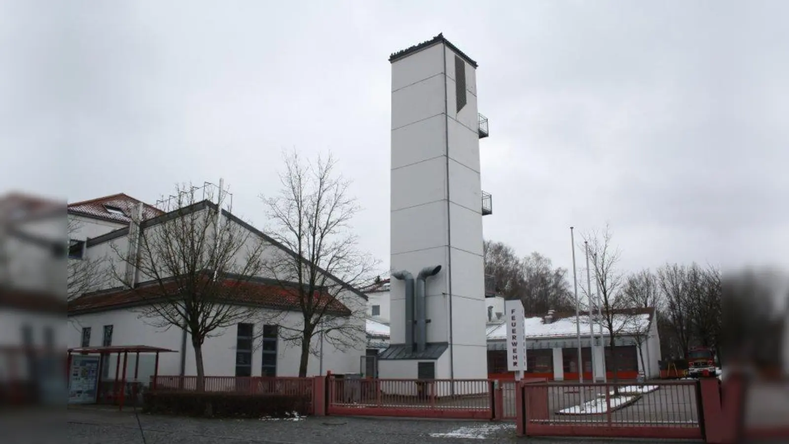 Vergangene Woche suchten wir den Turm der Karlsfelder Feuerwehr. Sie wurde 1862 gegründet. Zu ihrem 1994 eingeweihten Gerätehaus an der Ecke Falken- / Bajuwarenstraße gehören die Einsatzzentrale zur Koordinierung von Großschadens- und Flächenlagen, Atemschutzübungsstrecke, Werkstätten, Schulungsräume, Besprechungsräume, Büros, Lagerräume sowie ein Bereitschaftsraum. Die freiwilligen Feuerwehrleute - darunter sind seit 1998 auch Frauen - bewältigten 2021 186 Einsätze zum Schutz der Karlsfelder Bürgerschaft. (Foto: job)