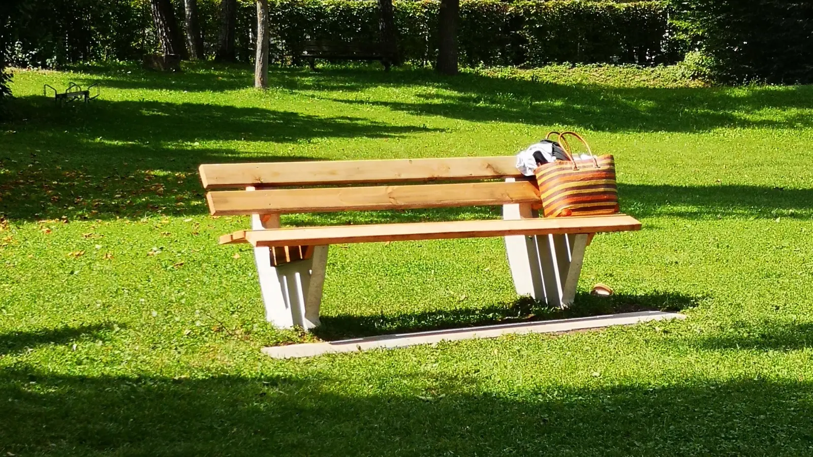 Für die Besucher des Dietlhofer Sees steht jetzt die Ruhebank „Ditschi” zur Verfügung. (Foto: Weilheimer Agenda21)