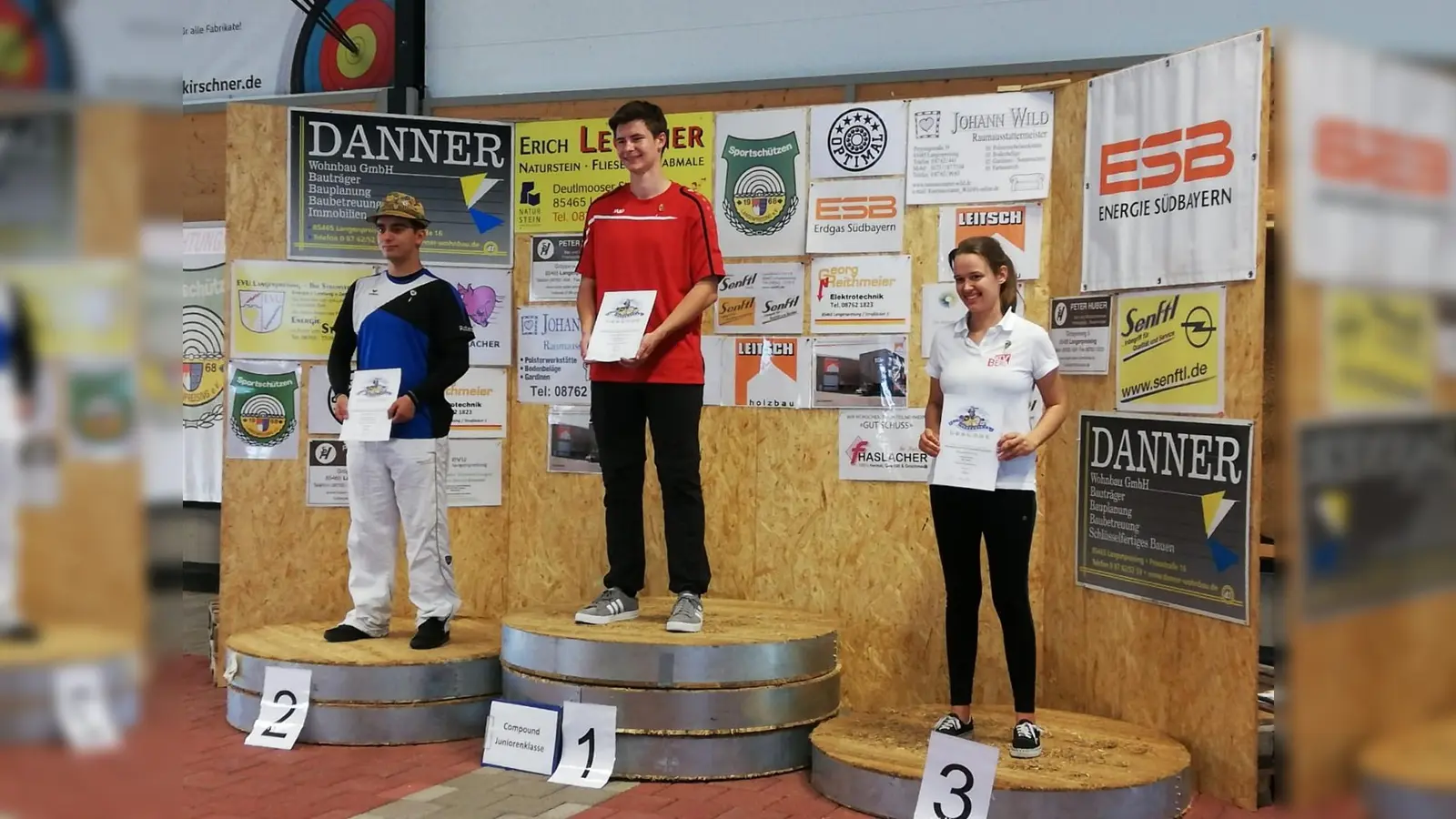 Verdient auf dem Stockerl: 1. Fabian Mühlbauer (BS Dachau), 2. Robert Parstorfer (BSV Taufkirchen/Vils) und 3. Paulina Busch (MTV Berg). (Foto: BSV)