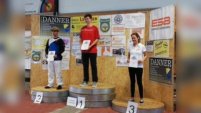 Verdient auf dem Stockerl: 1. Fabian Mühlbauer (BS Dachau), 2. Robert Parstorfer (BSV Taufkirchen/Vils) und 3. Paulina Busch (MTV Berg). (Foto: BSV)