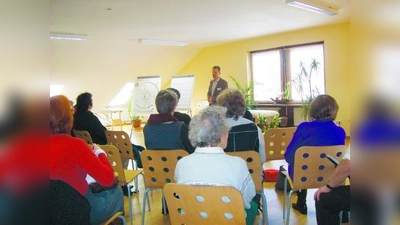 Klaus Wienert (M.), Leiter des Licht-Gesundheit-Energie-Zentrums in Gräfelfing, informierte die interessierten Besucher. (Foto: pi)