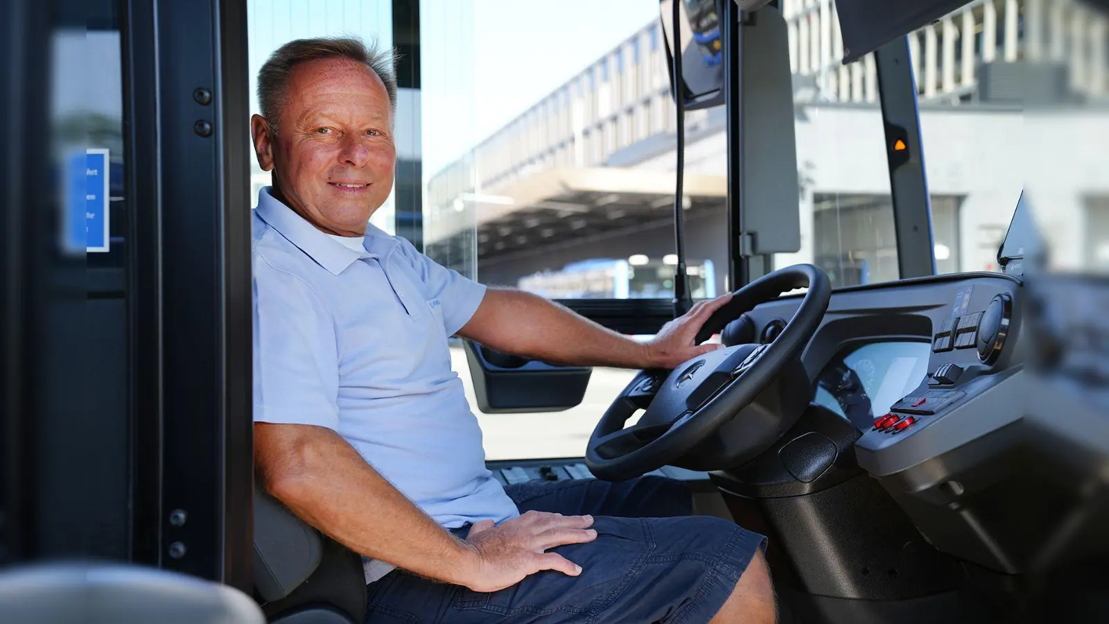 In die Top-30 der beliebtesten Busfahrer hat es Sergej Machowski von der MVG geschafft. Im Oktober wird sich zeigen, ob er unter die fünf Sieger kommt.  (Foto: SWM/ MVG)
