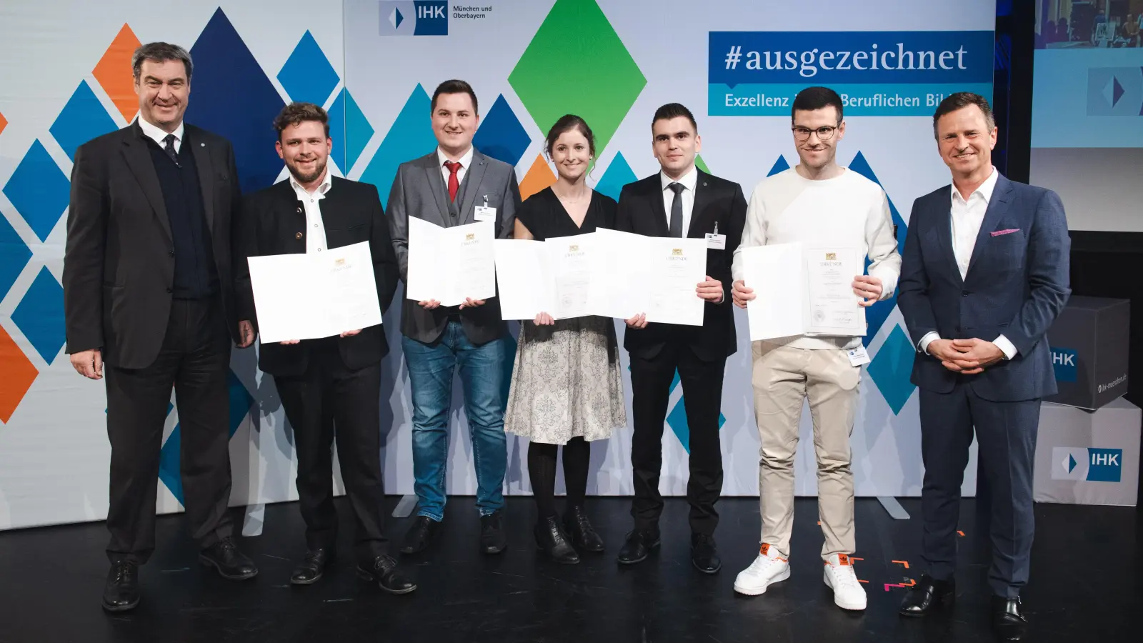 Für alle ein denkwürdiger Tag (von links): Ministerpräsident Markus Söder, Thomas Leibrandt, Markus Eicher, Maria Bocksberger, Markus Angerer, Tobias Haberstock und IHK-Chef Manfred Gößl. (Foto: Andreas Gebert/IHK)