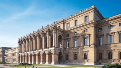 In den Prunkräumen der Residenz können Kinder und Erwachsene bei einer Führung historische Musikinstrumente erkunden.  (Foto: Bay. Schlösserverwaltung, Rainer Herrmann)