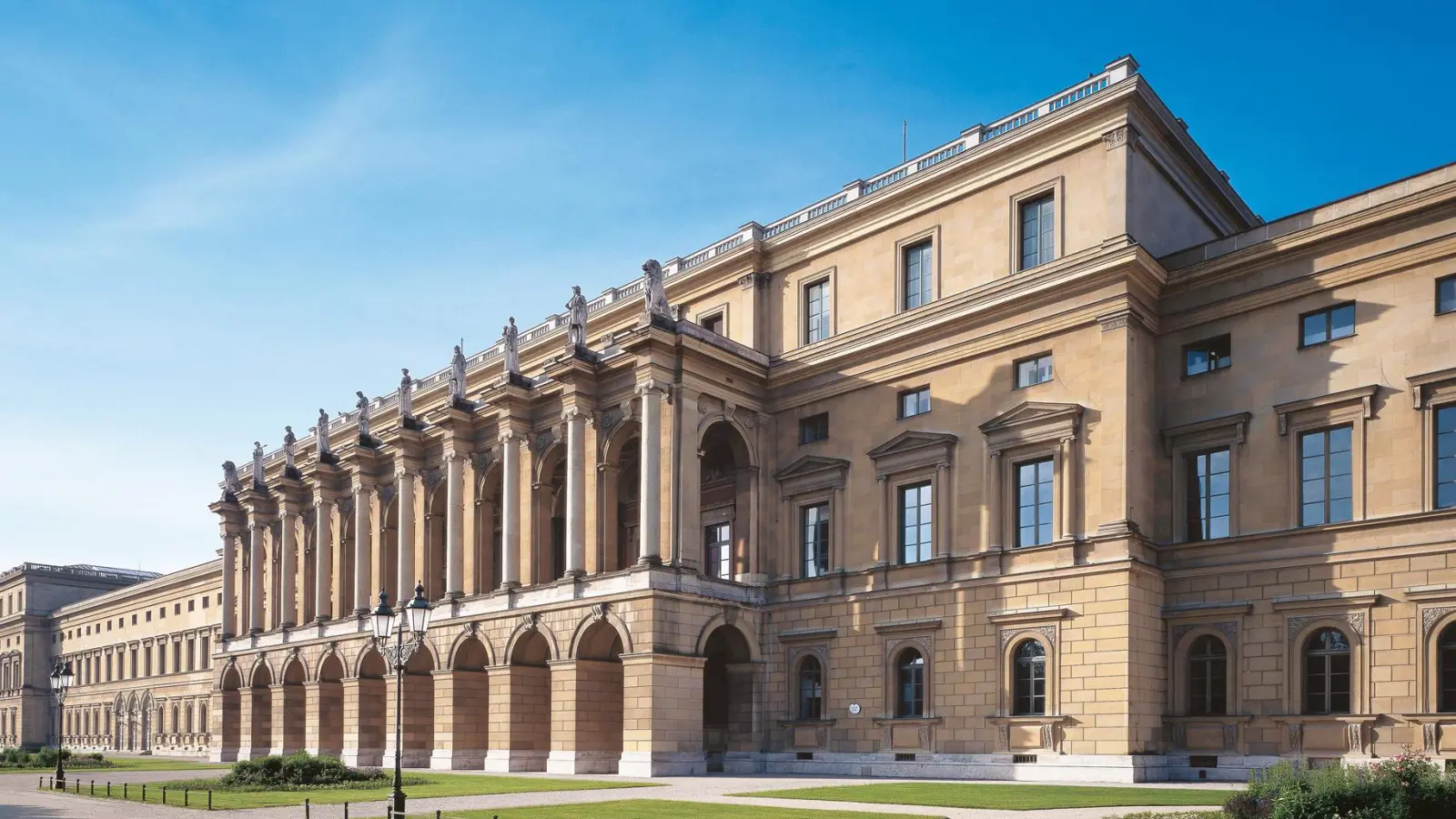 In den Prunkräumen der Residenz können Kinder und Erwachsene bei einer Führung historische Musikinstrumente erkunden.  (Foto: Bay. Schlösserverwaltung, Rainer Herrmann)