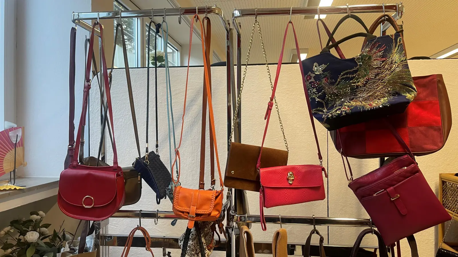 Um Platz für die Kinderabteilung zu schaffen, sind Taschen und Schuhe in der Klawotte um 50 % reduziert.  (Foto: hw)