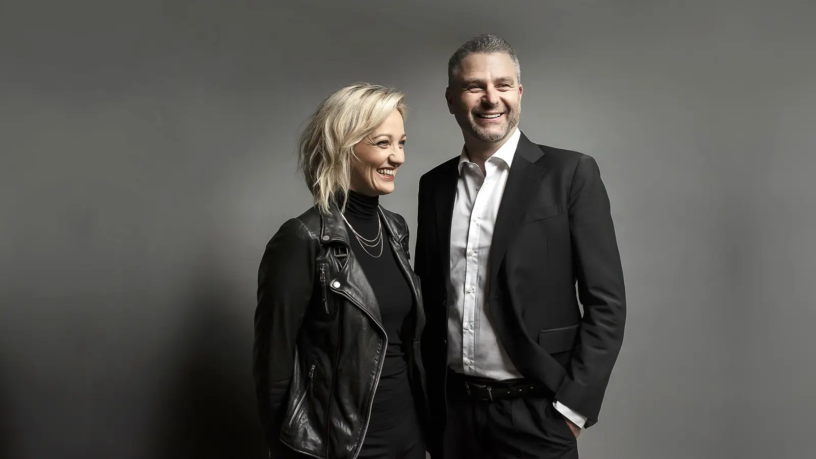 Volksharfe, Kontrabass, E-Bass, Hackbrett, Gitarre und gewitzten Gesangseinlagen - damit unterhalten Katrin und Werner Unterlercher ihr Publikum. (Foto: Miriam Raneburger)
