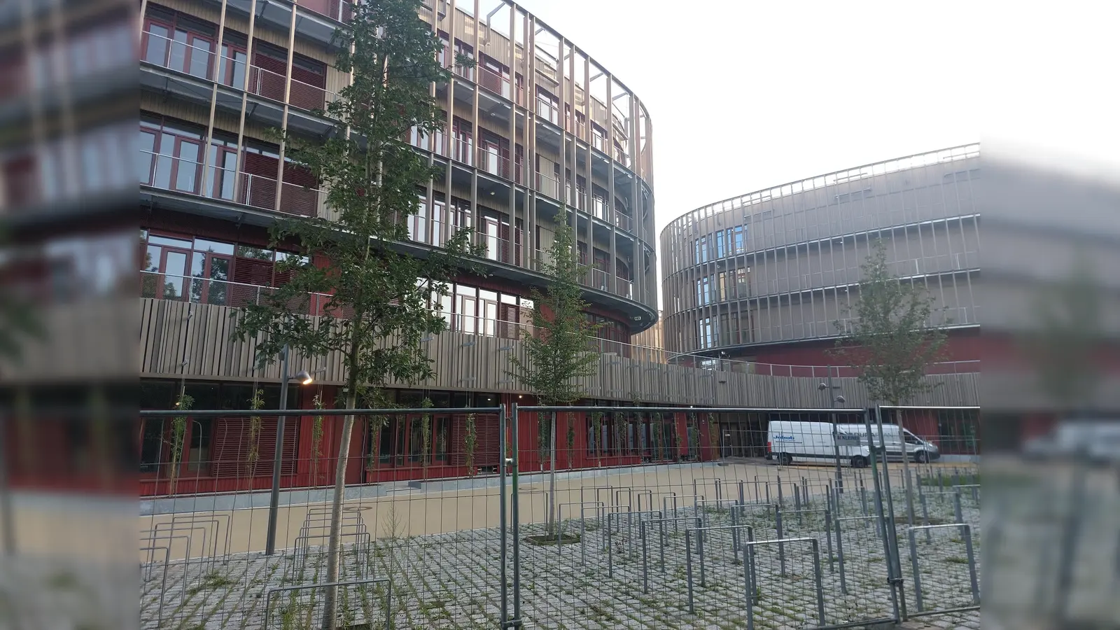Der Neubau des Wilhelm-Hausenstein-Gymnasiums am Salzsenderweg wird zum neuen Schuljahr bezogen. (Foto: bas)