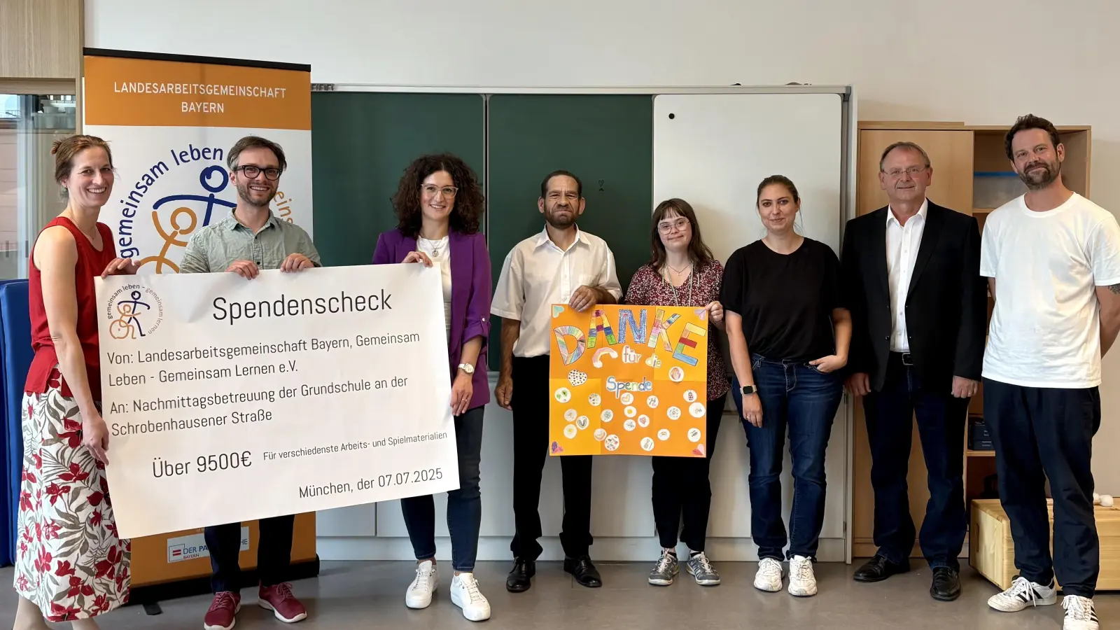 Der Kooperative Ganztag (KoGa) an der Grundschule in der Schrobenhausener Straße freut sich über den großen Scheck. Im Bild von links: Hedwig Hanner (Lehrerin Inklusionsklasse), Marco Sedlacek (Leiter KoGa), Eni Hollnbuchner-Helmschrott (Elternbeirat KoGa), Jürgen Stippler (LAG Bayern), Lea Ziegler (ehemalige Schülerin), Nina Schulze (KoGa), Markus Ziegler (LAG Bayern) und Quirin Wimmer (KoGa). (Foto: Quirin Wimmer)
