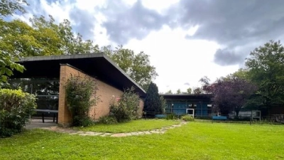 Diesen Blick in den grünen Garten haben ab Oktober die Eltern-Kind-Initiativen „Rappelkiste“ und „Grissinis“, nach dem Umzug in die neuen Räume in der Maria-Ward-Straße 11. (Foto: Grissinis e.V.)