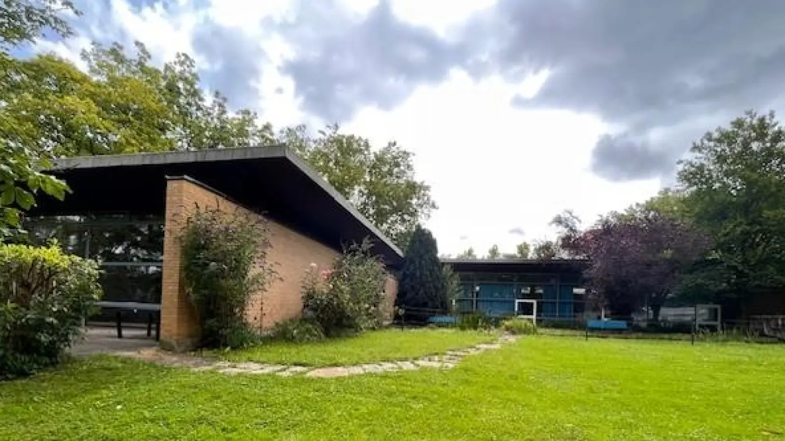Diesen Blick in den grünen Garten haben ab Oktober die Eltern-Kind-Initiativen „Rappelkiste“ und „Grissinis“, nach dem Umzug in die neuen Räume in der Maria-Ward-Straße 11. (Foto: Grissinis e.V.)