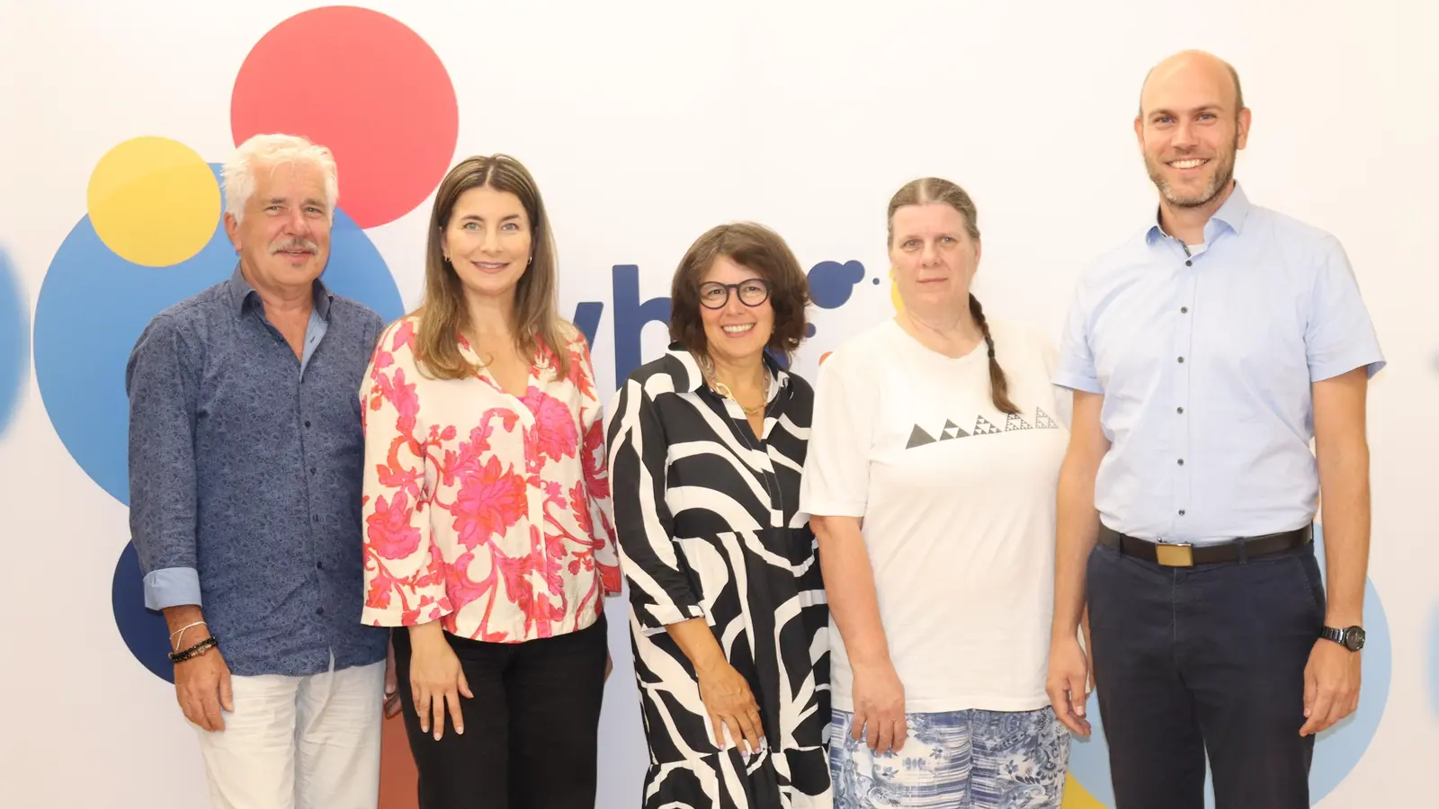 Die vhs hat ihren Vorstand gewählt (von links): Wolfgang Wiesner, Vorsitzende Naciye Özsu, Silvia Engelhardt (Geschäftsführung), Alexandra Weikert und David Grothe. (Foto: vhs)